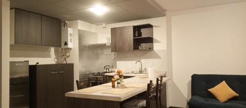 Monoambiente acogedor, cómodo e iluminado في لاباز: مطبخ صغير مع طاولة وقمة كونتر