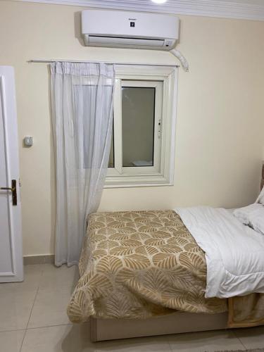 Una cama o camas en una habitación de City Stars Apt2