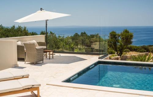 Πισίνα στο ή κοντά στο 5 Bedroom Stunning Home In Novalja