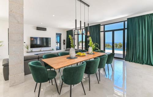 Μια τηλεόραση ή/και κέντρο ψυχαγωγίας στο 5 Bedroom Stunning Home In Novalja