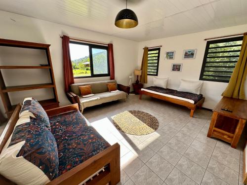 Posezení v ubytování Maison TuiMatai, plage blanc privé vue sur Tahiti