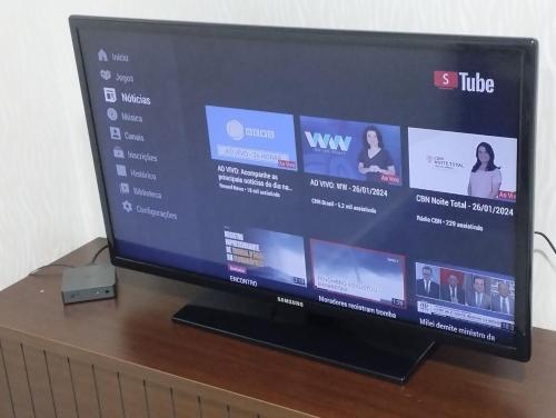 Una televisión o centro de entretenimiento en Ap flat central- ar, garagem e ótima localização