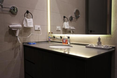 a bathroom with a sink and a mirror at Monoambiente de Lujo Cores in Cochabamba