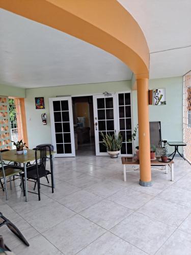 sala de estar con mesa y sillas en Chaudhry House Montego Bays- 2nd floor apt, en Montego Bay