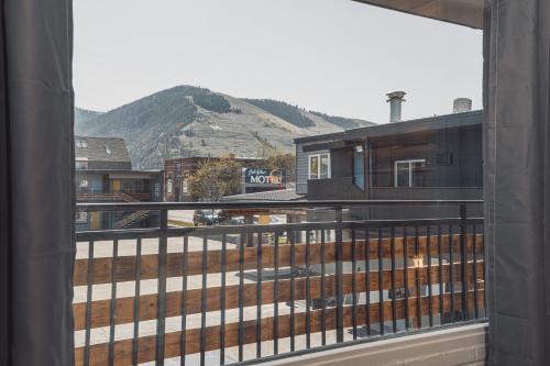 von einem Balkon mit Bergblick in der Unterkunft Bel Aire Motel in Missoula