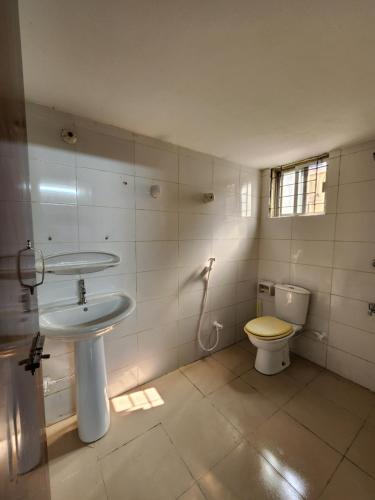 uma casa de banho com um lavatório e um WC em Aaira guest house em Daca