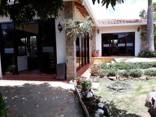 a house with a courtyard with a garden at Finca Hacienda Casa Prada in Bucaramanga