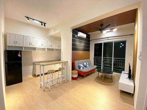 een keuken en een woonkamer met een tafel en een bank bij Sea view apartment level 21, sunrise view in Sandakan