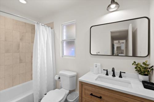 bagno con lavandino, servizi igienici e specchio di The Olive a Phoenix