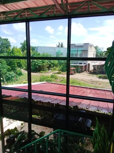 una vista desde la ventana de un edificio en Villa Ceferina, en Tagbilaran City