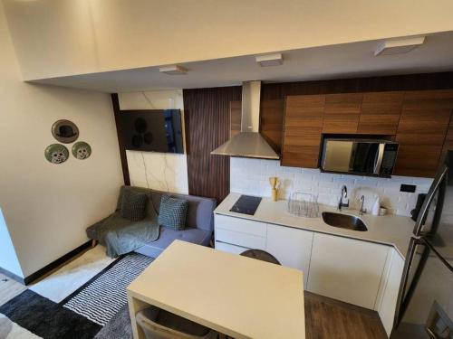 une petite cuisine avec une table et un évier dans l'établissement Eon Apart-estudio zona 10 con AC, à Guatemala