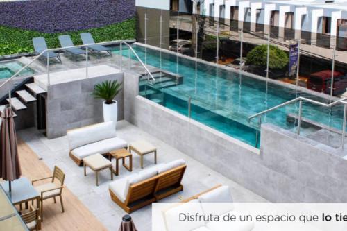 une piscine sur le côté d'un immeuble dans l'établissement Eon Apart-estudio zona 10 con AC, à Guatemala
