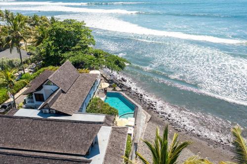 an aerial view of a house and the ocean at Bombora Medewi in Pulukan