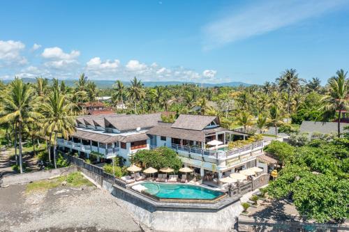 an aerial view of a house with a swimming pool at Bombora Medewi in Pulukan