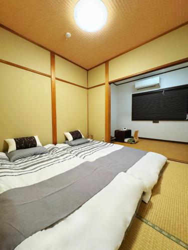 a bedroom with two large beds in a room at 山雲居 in Kyoto