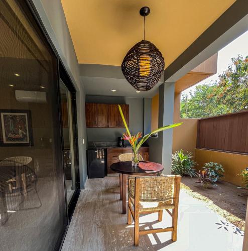 a kitchen and dining area with a table and chairs at Quinta Viajero in Zipolite