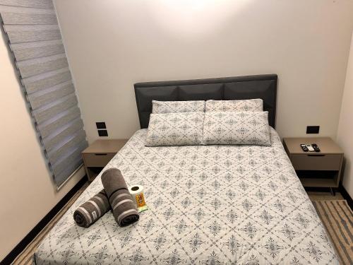 een slaapkamer met een bed en twee nachtkastjes bij Departamento de lujo en zona exclusiva in Santa Cruz de la Sierra