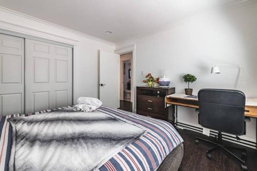 1 dormitorio con escritorio y 1 cama con silla en Stanford Traveler's love & Cozy Bay trail house, en East Palo Alto