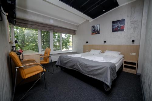 モスクワにあるホテル クリスティンのベッドルーム1室(ベッド1台、デスク、椅子付)