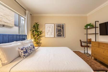 - une chambre avec un lit, une commode et une télévision dans l'établissement Ocean View 3 bedroom Manhattan Beach Parking, à Manhattan Beach