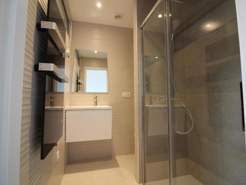 een badkamer met een wastafel en een douche bij Casa Roses, 3 dormitorios, 6 personas - ES-258-82 in Roses