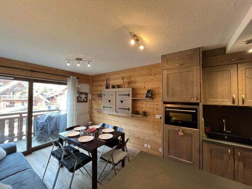 un salon avec une table et un canapé dans l'établissement Appartement Centre Les Gets - Balcon & Proche Remontées - 5/6 Couchages - FR-1-623-175, aux Gets