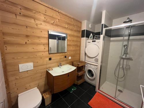 une salle de bain avec un lavabo et une machine à laver dans l'établissement Appartement Centre Les Gets - Balcon & Proche Remontées - 5/6 Couchages - FR-1-623-175, aux Gets