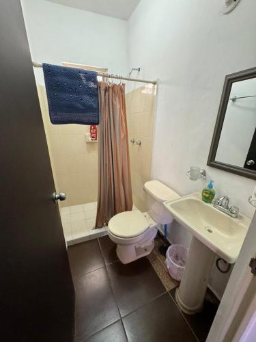 Un baño de Suites Apodaca