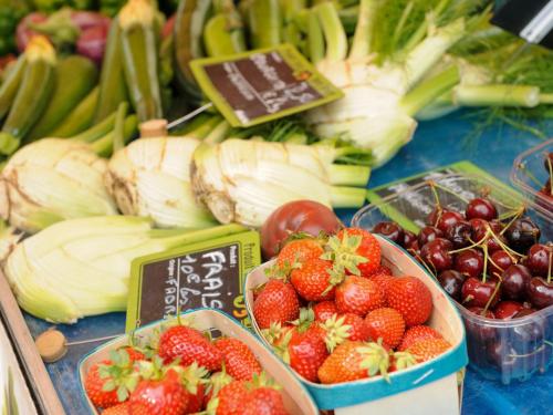 une table avec fraises et autres fruits et légumes dans l'établissement Appartement 2P rénové, vue mer, parking, plage en face - FR-1-338-530, à Sète