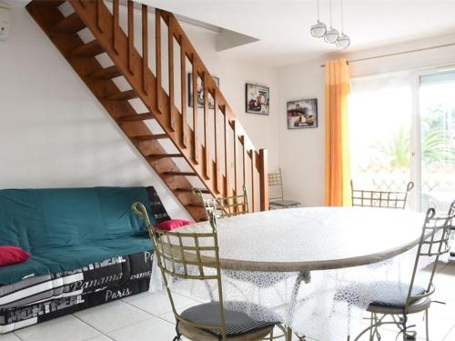 un salon avec une table et un canapé dans l'établissement Appartement Duplex Climat' 3 pièces, proche plage à Argelès, terrasse, parking, WIFI, 6 pers - FR-1-776-1, à Argelès-sur-Mer