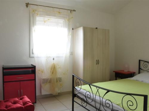 une chambre avec un lit et une fenêtre dans l'établissement Appartement Duplex Climat' 3 pièces, proche plage à Argelès, terrasse, parking, WIFI, 6 pers - FR-1-776-1, à Argelès-sur-Mer
