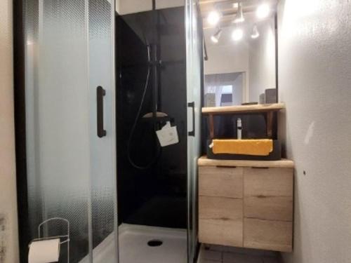 La salle de bains est pourvue d'une douche et d'une cabine de douche en verre. dans l'établissement Appartement Climatisé avec Terrasse, Piscine et Parking, à 700m de la Plage à Argelès-sur-Mer - FR-1-776-4, à Argelès-sur-Mer