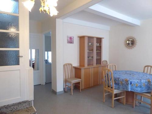 une pièce avec une table et des chaises et une salle à manger dans l'établissement Villa rénovée 4 pièces, proche plage et commerces, jardin et parking, animaux acceptés - FR-1-776-8, à Argelès-sur-Mer