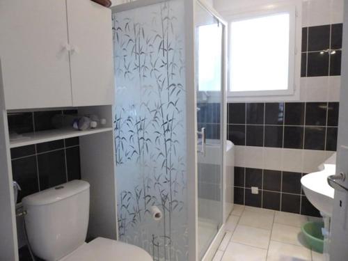 une salle de bain avec une douche avec des toilettes et un lavabo dans l'établissement Villa rénovée 4 pièces, proche plage et commerces, jardin et parking, animaux acceptés - FR-1-776-8, à Argelès-sur-Mer