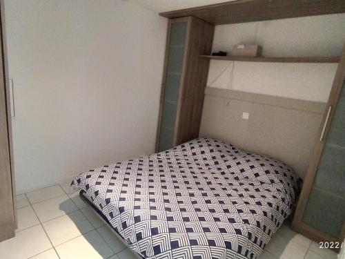 une petite chambre avec un lit dans une pièce dans l'établissement Pavillon Climatisé 2 Pièces + Mezzanine, Terrasse, Parking Privé, à 400m de la Plage - FR-1-776-9, à Argelès-sur-Mer