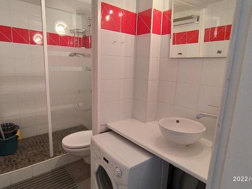 une salle de bain blanche avec des toilettes et un lavabo dans l'établissement Pavillon Climatisé 2 Pièces + Mezzanine, Terrasse, Parking Privé, à 400m de la Plage - FR-1-776-9, à Argelès-sur-Mer