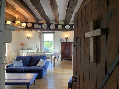 sala de estar con sofá azul y mesa en Maison Coussay-les-Bois, 5 pièces, 10 personnes - FR-1-541-100, en Coussay-les-Bois