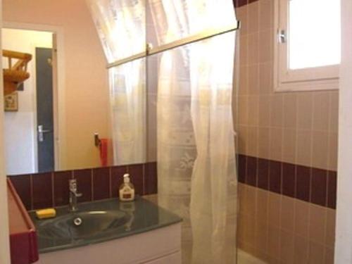 La salle de bains est pourvue d'un lavabo et d'un rideau de douche. dans l'établissement Appartement Argelès-sur-Mer, 2 pièces, 4 personnes - FR-1-776-18, à Argelès-sur-Mer