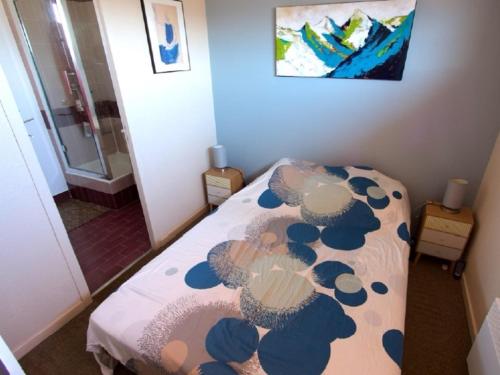 - une petite chambre avec un lit orné de fleurs bleues dans l'établissement Duplex rénové 6 pers avec piscine, terrasse, parking à 400m de la plage - FR-1-776-17, à Argelès-sur-Mer