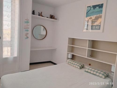 - une chambre avec un lit, un miroir et des étagères dans l'établissement Appartement cosy 2P à 200m de la plage avec parking - 4 pers, Argelès-sur-Mer - FR-1-776-28, à Argelès-sur-Mer