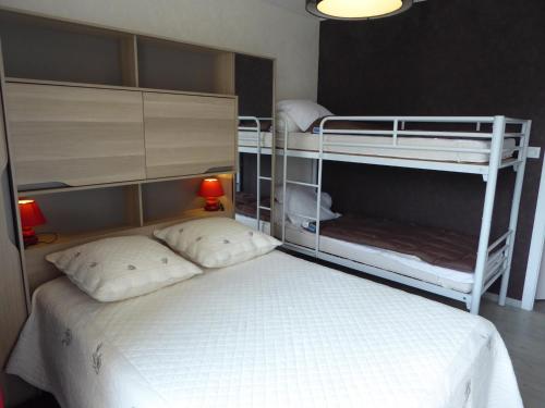 une chambre avec deux lits superposés dans une pièce dans l'établissement T2 rénové, climatisé, proche plage, terrasse, parking, animaux OK - FR-1-776-20, à Argelès-sur-Mer