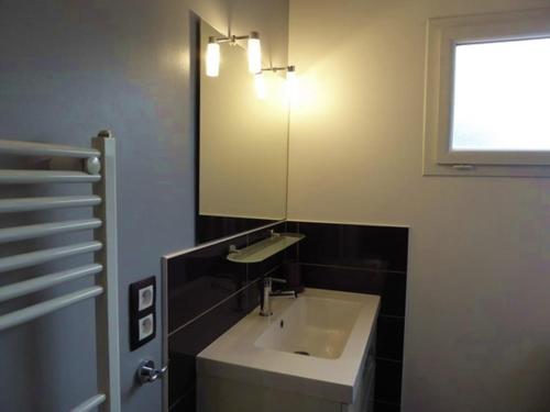 une salle de bain avec un lavabo et un miroir dans l'établissement T2 rénové, climatisé, proche plage, terrasse, parking, animaux OK - FR-1-776-20, à Argelès-sur-Mer