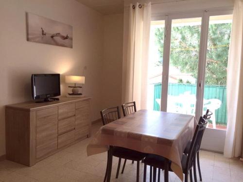 une salle à manger avec une table et une télévision dans l'établissement Appartement 2 Pièces pour 4 personnes - Proche Plage, Port et Commerces - FR-1-776-30, à Argelès-sur-Mer