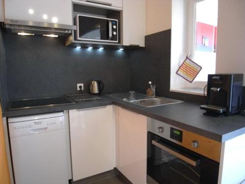 Photo de la galerie de l'établissement Appartement Climatisé 2 Pièces avec Piscine et Tennis à 500m de la Plage, Argelès-sur-Mer - FR-1-776-42, à Argelès-sur-Mer