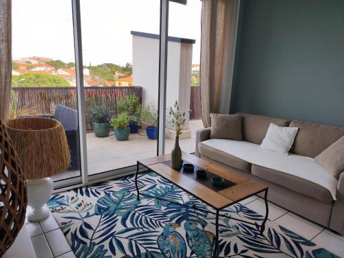 Photo de la galerie de l'établissement Bel Appartement à Argelès, Climatisé, WiFi, Proche Plage et Commerces, Deux Terrasses - FR-1-776-31, à Argelès-sur-Mer