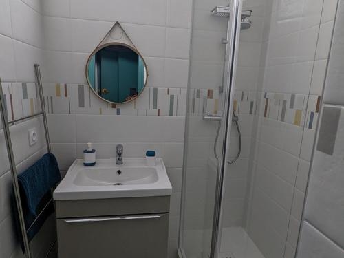 une salle de bain avec un lavabo, une douche et un miroir dans l'établissement Appartement T2 confortable avec piscine, tennis, à 500m de la plage d'Argelès-sur-Mer, pour 4 pers - FR-1-776-41, à Argelès-sur-Mer