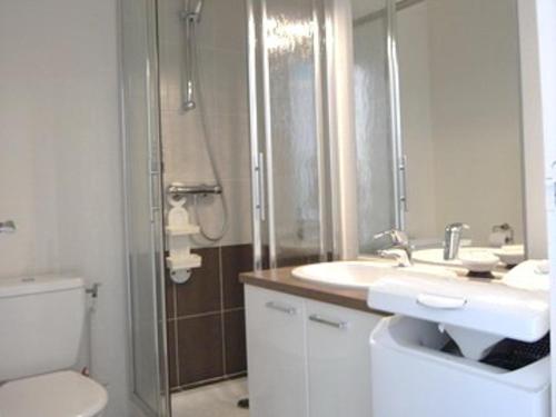 y baño con ducha, lavabo y aseo. en Appartement Argelès-sur-Mer, 2 pièces, 4 personnes - FR-1-776-43, en Argelès-sur-Mer