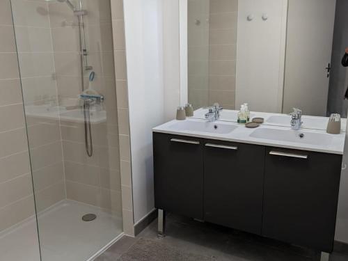 une salle de bain avec un lavabo et une douche dans l'établissement Appartement Confort 4 Pers, Climatisé, Terrasse, Parking, Proche Plage - FR-1-776-12, à Argelès-sur-Mer