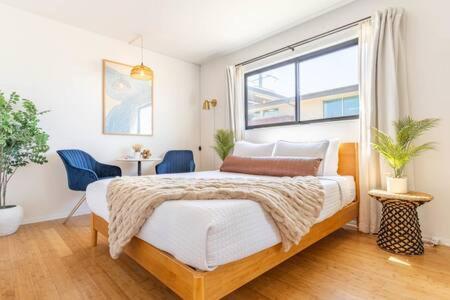 a bedroom with a large bed and a window at Studio to Unwind in Manhattan Beach in Manhattan Beach