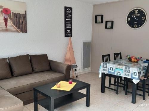 un salon avec un canapé et une table dans l'établissement Appartement 3 pièces avec piscine, proche plage et commerces à Argelès-sur-Mer - FR-1-776-47, à Argelès-sur-Mer